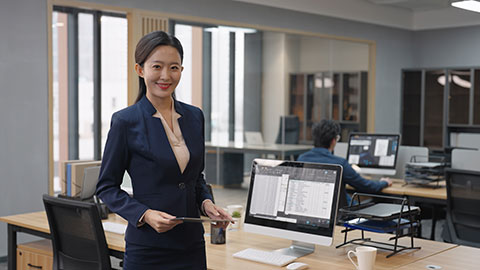 年轻商务女子在办公室使用平板电脑