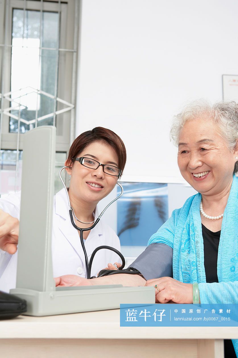 医生给病人测量血压