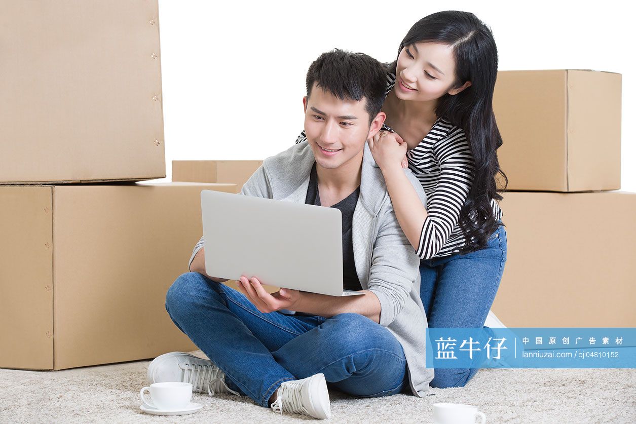 年轻情侣坐在地毯上使用笔记本电脑-蓝牛仔影像-中国原创广告影像素材
