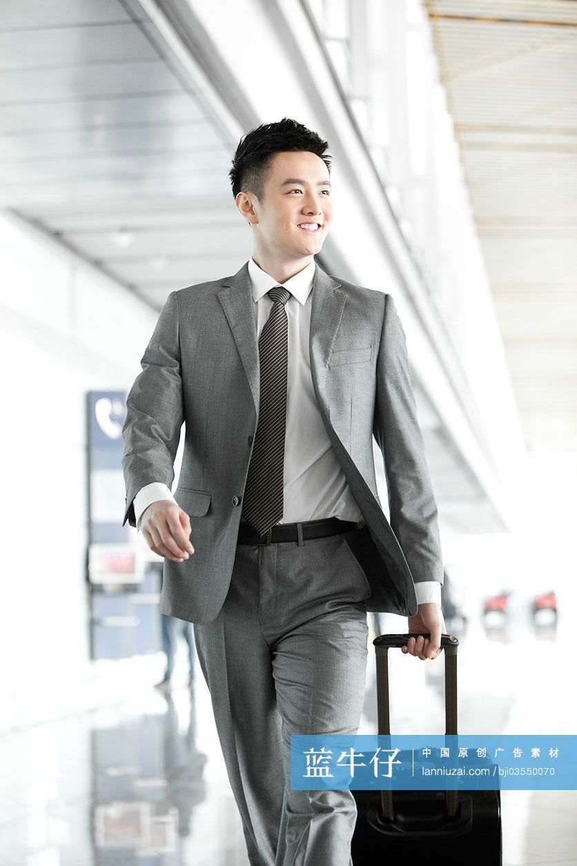 商务男士在机场