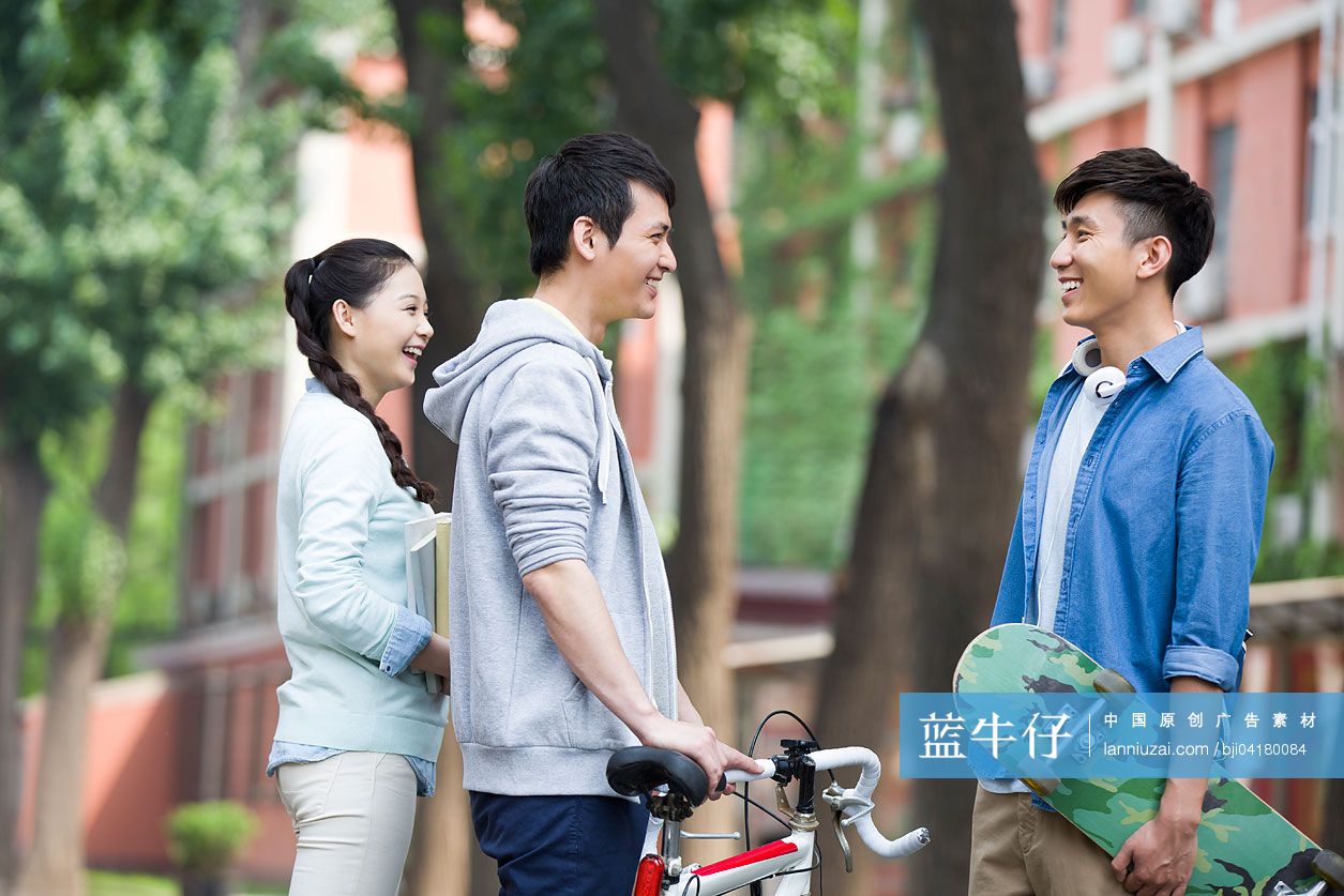 校园里的大学生同学