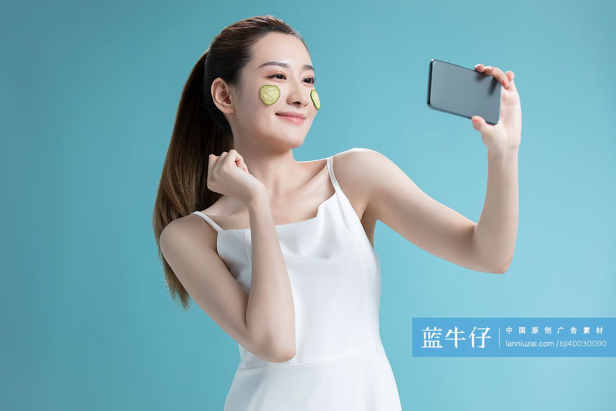 年轻美女用手机自拍