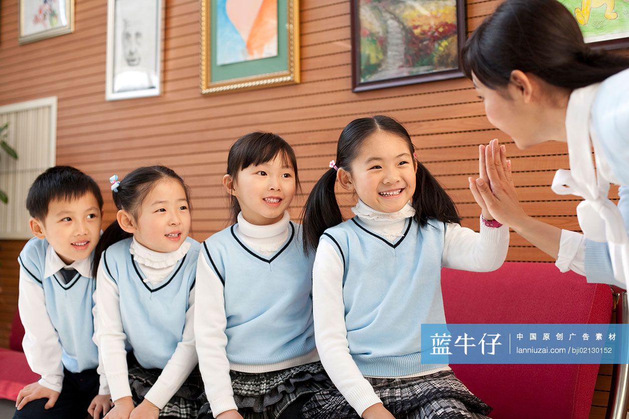 小学生和老师击掌