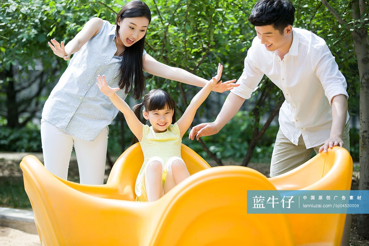 年轻家庭在游乐园嬉戏