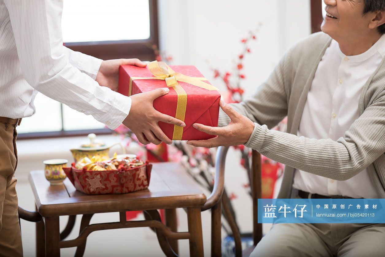 儿子给父亲送新年礼物