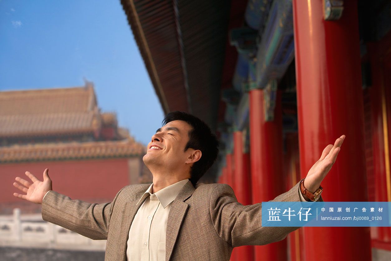 商务男士张开双臂