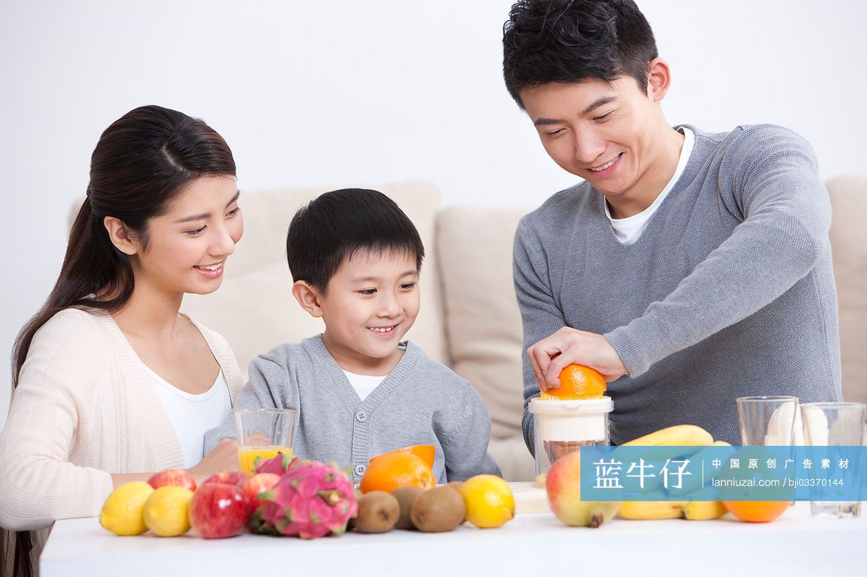 快乐的一家人榨果汁