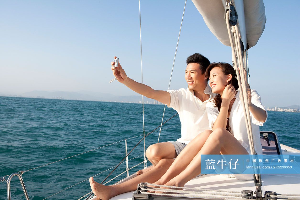 青年夫妇在帆船上拍照