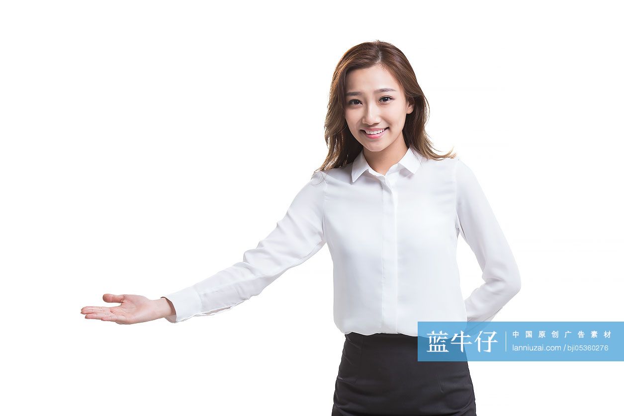 自信的年轻商务女士做邀请手势