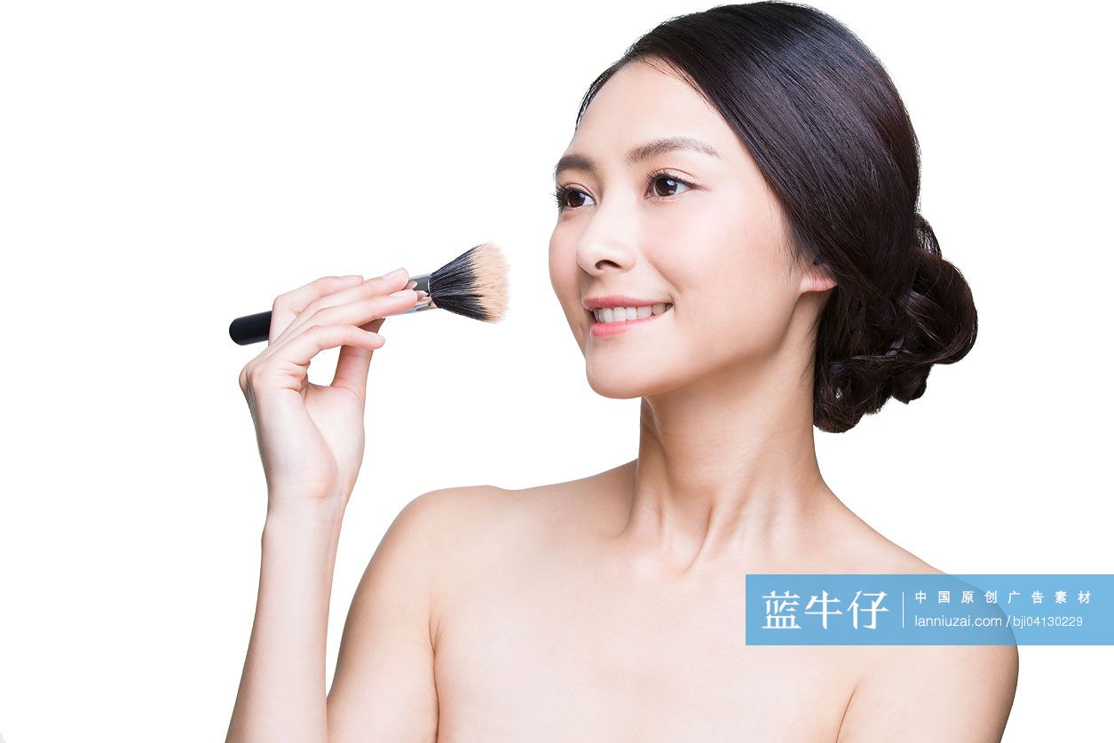 年轻美女与化妆刷
