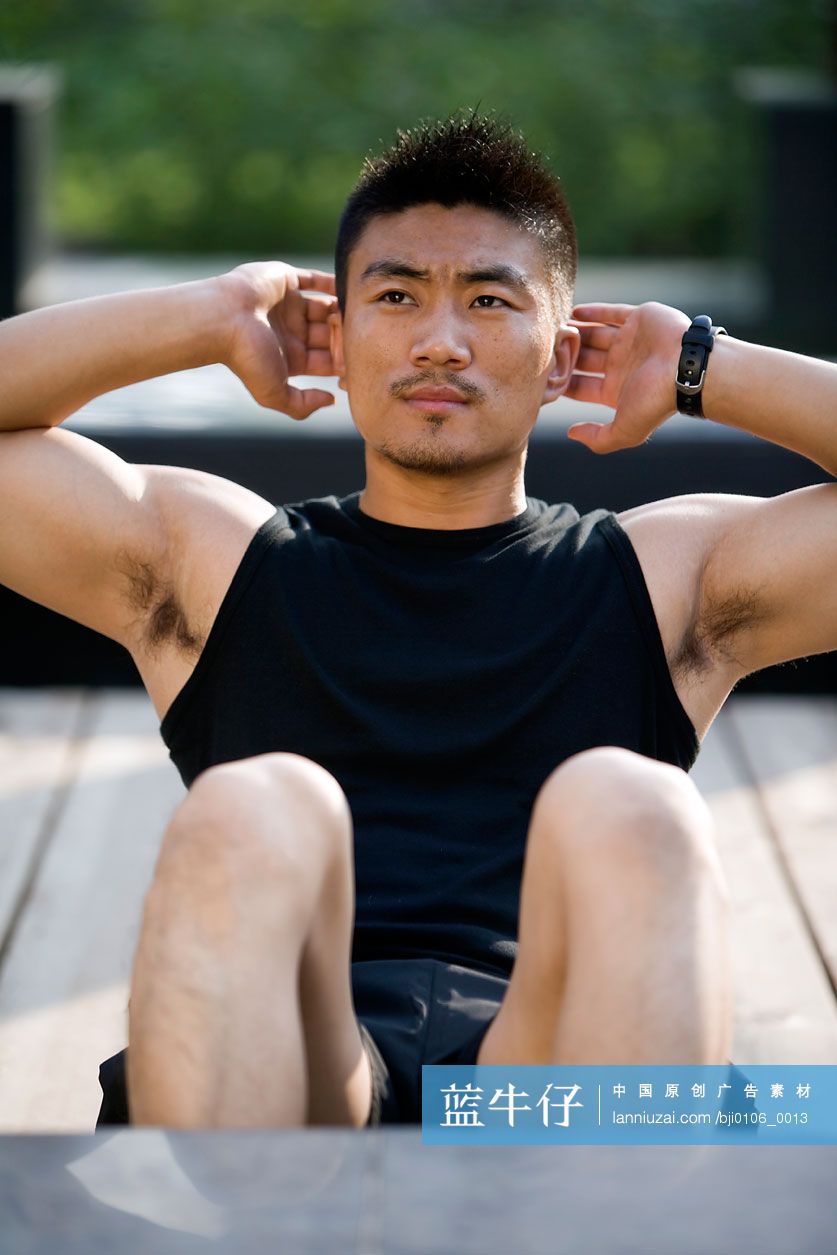 年轻男子做仰卧起坐