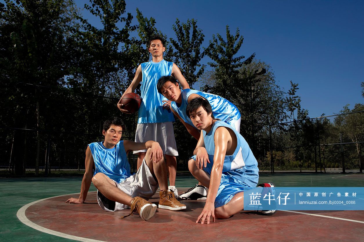篮球场上的年轻男子们