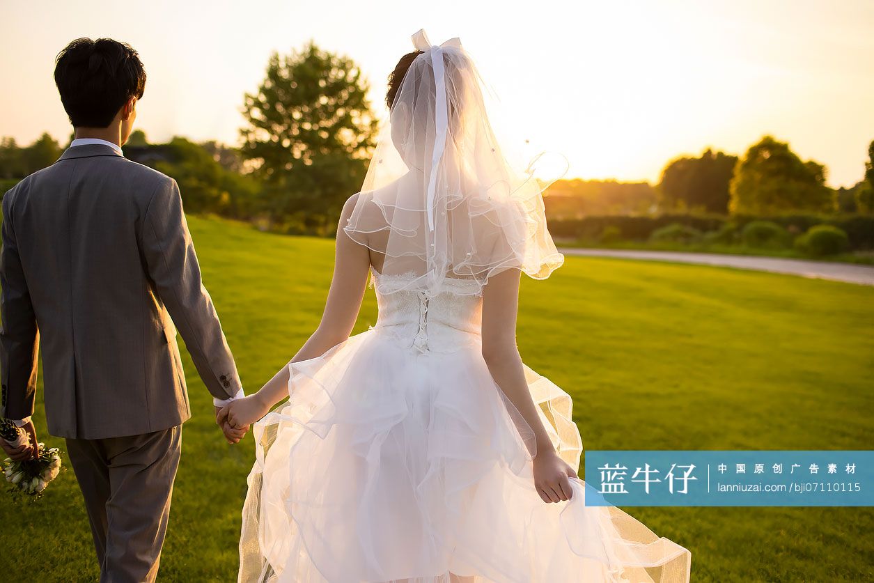 快乐的新郎新娘手牵手