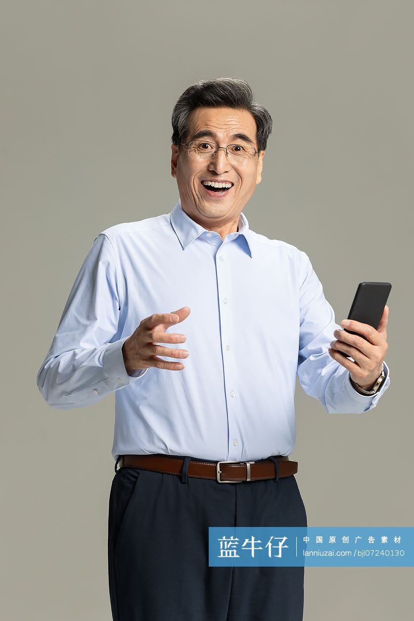 老年企业家与智能手机