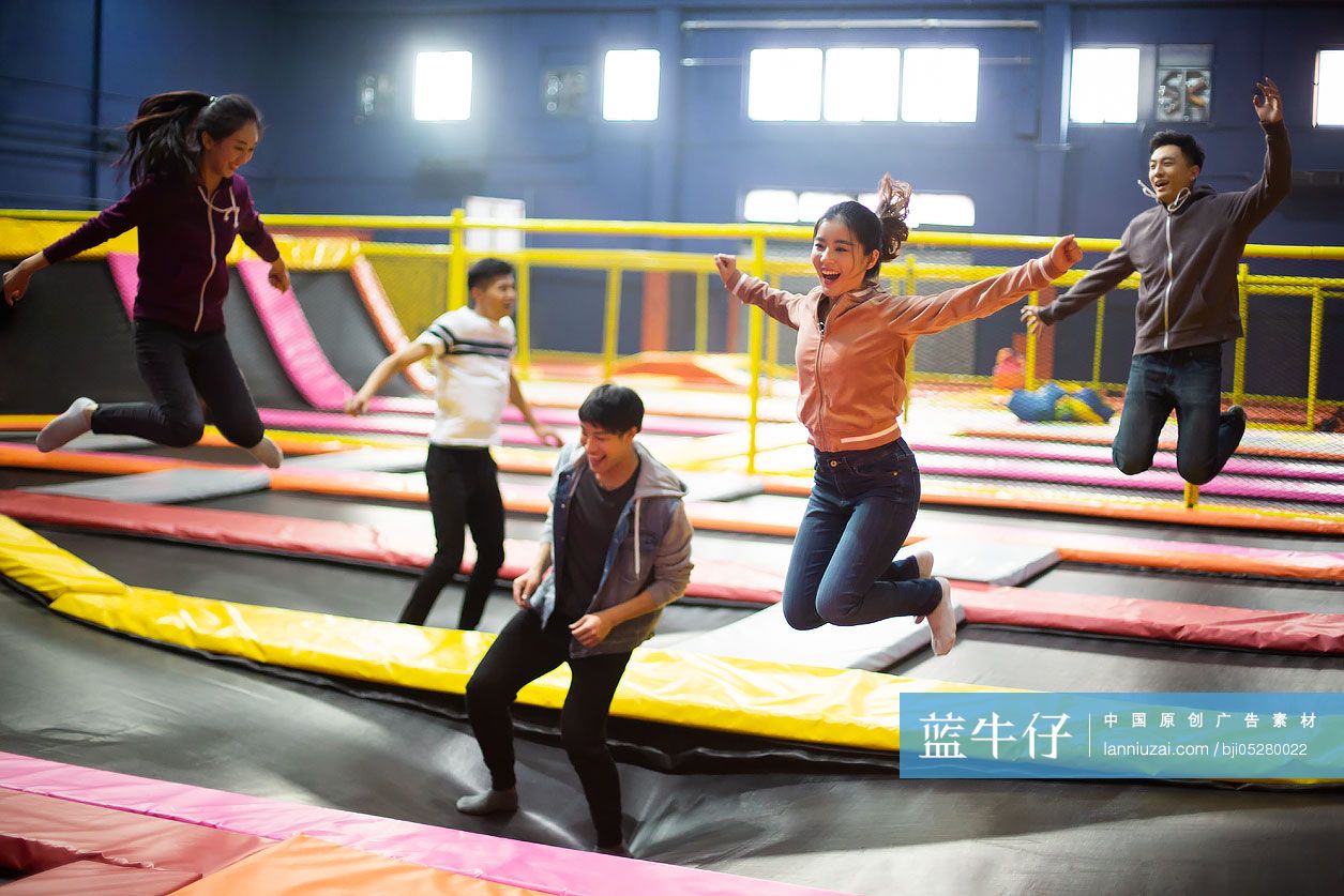 快乐的年轻朋友玩蹦蹦床