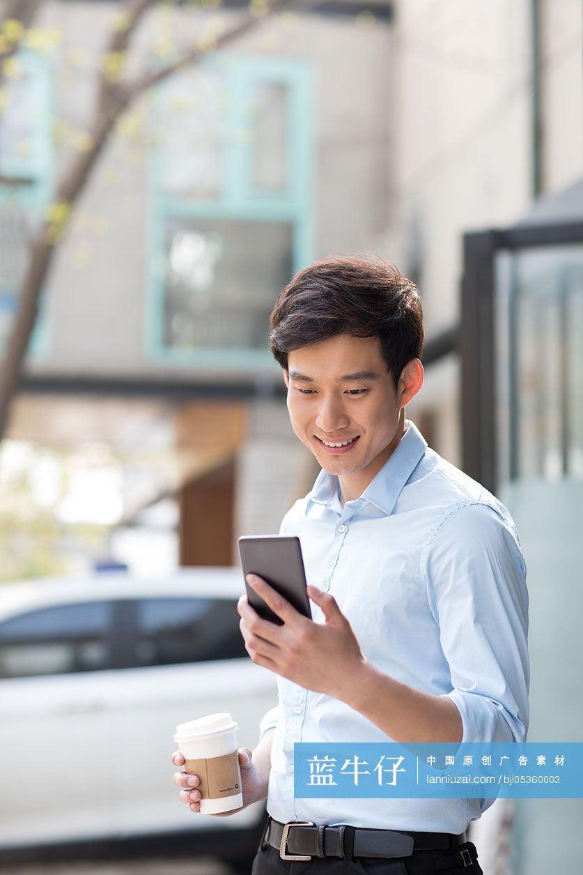 年轻男子使用手机