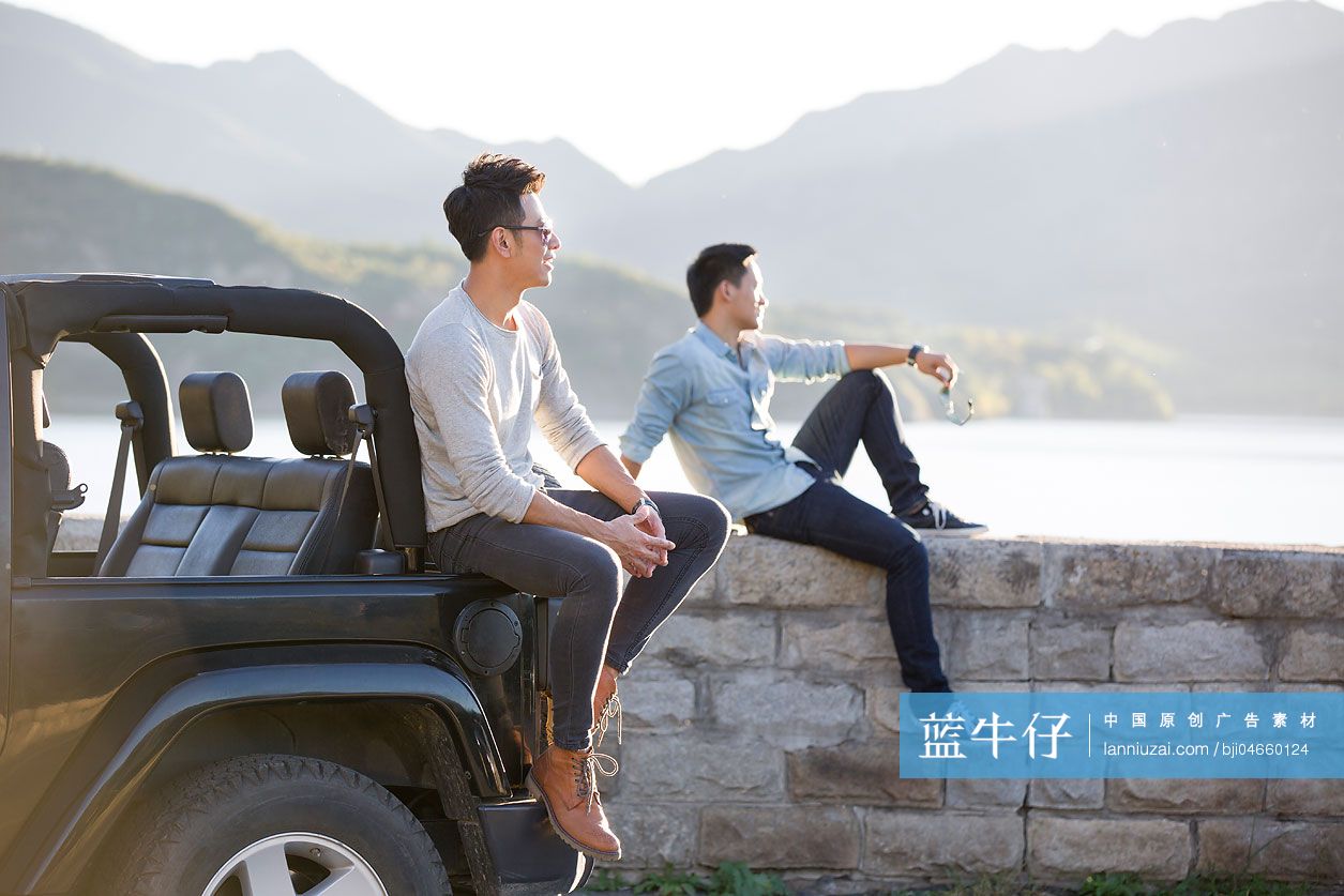 两个年轻男子和吉普车