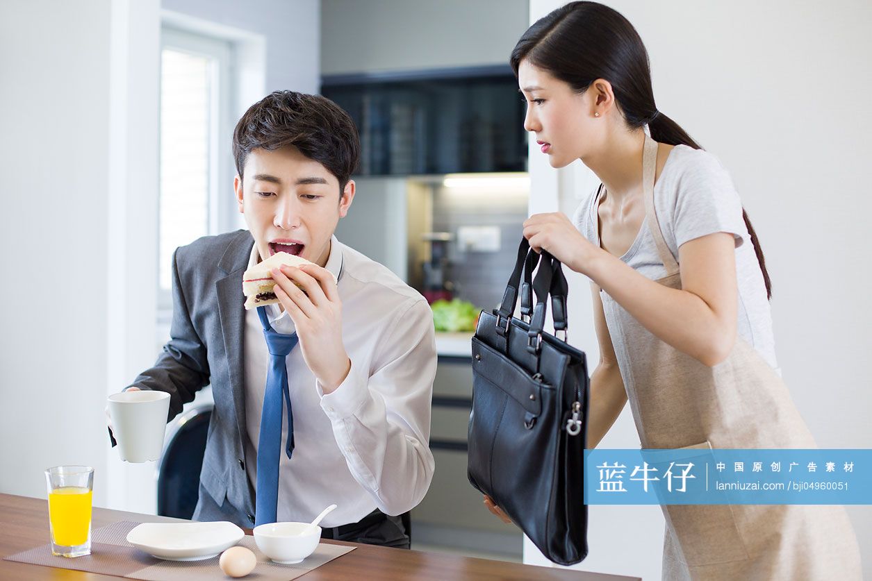 年轻男子上班快迟到了-蓝牛仔影像-中国原创广告影像素材