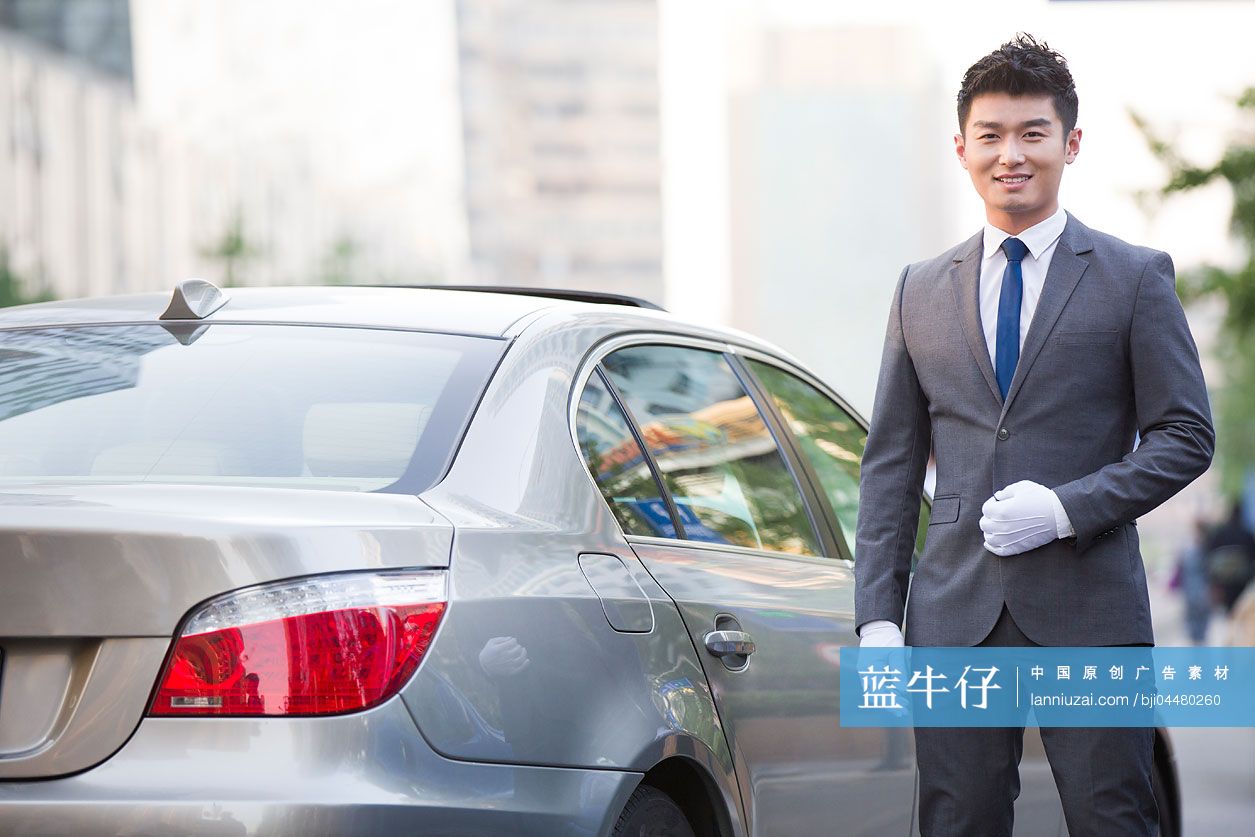专车司机站在车旁边