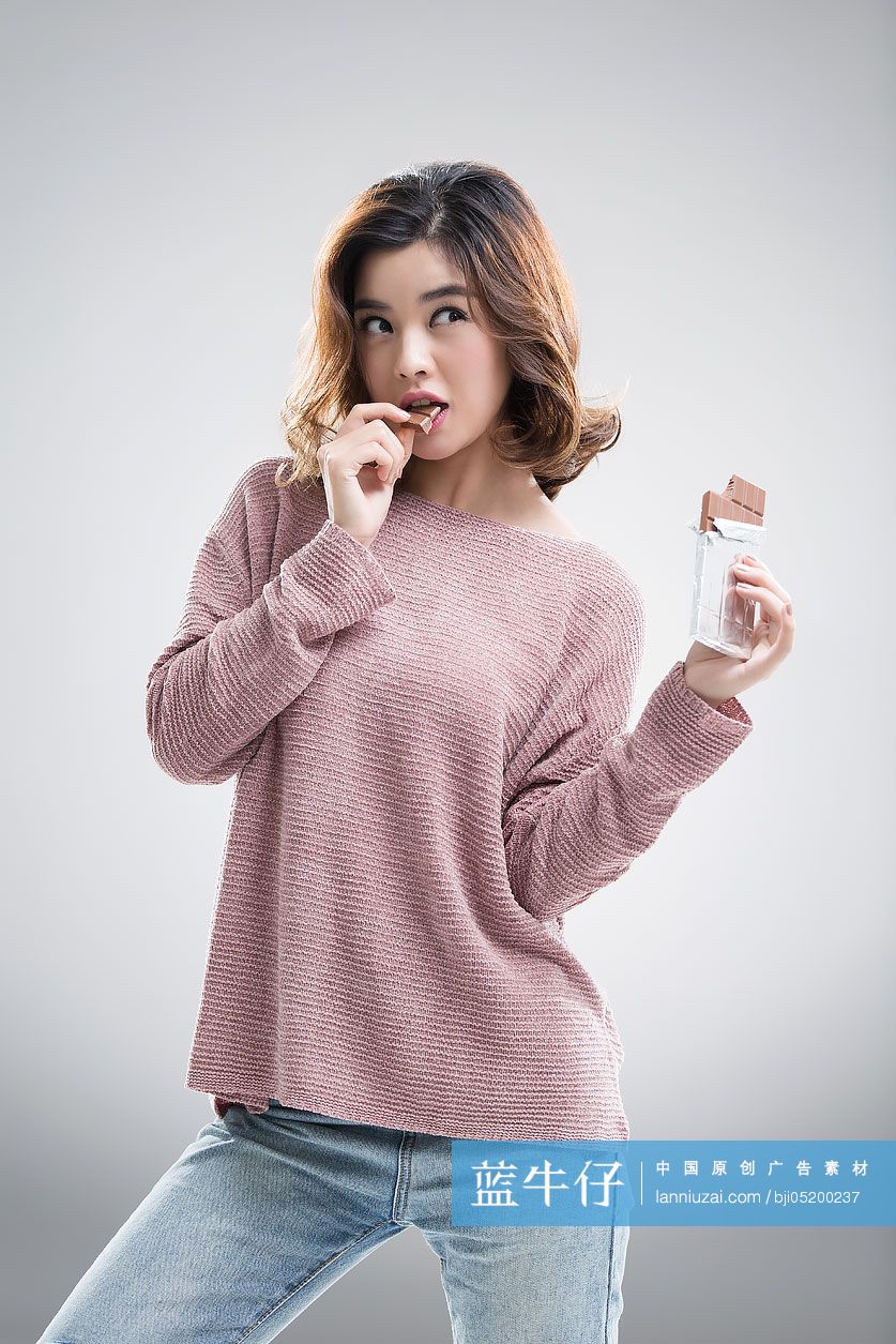年轻美女吃巧克力