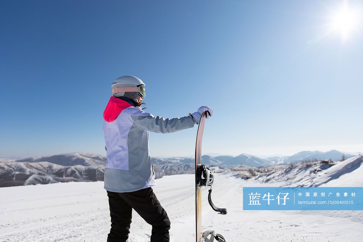 年轻女子户外滑雪
