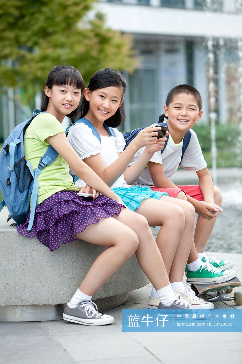 小学生一起玩智能手机肖像