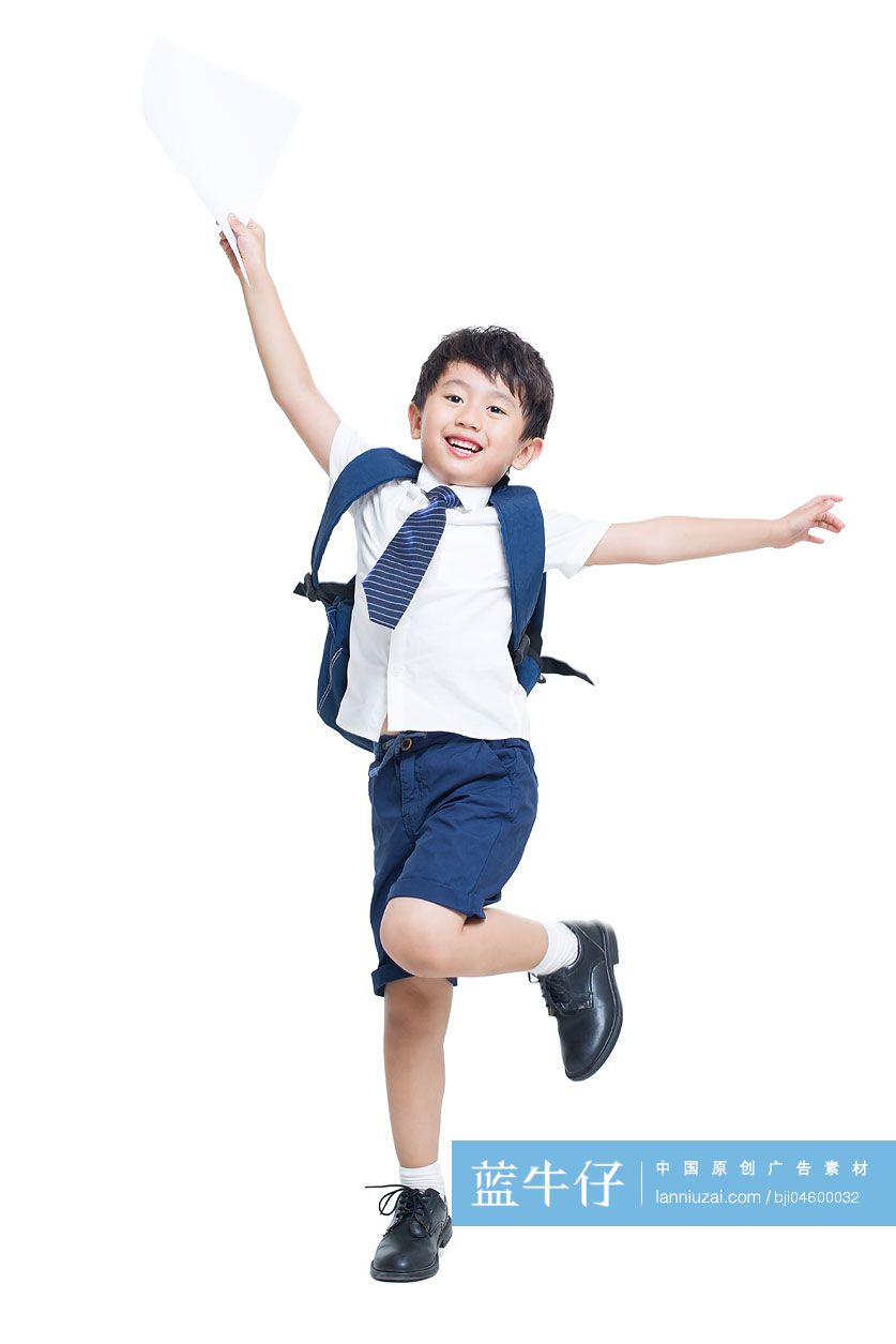 快乐的小学生拿着成绩单跳跃