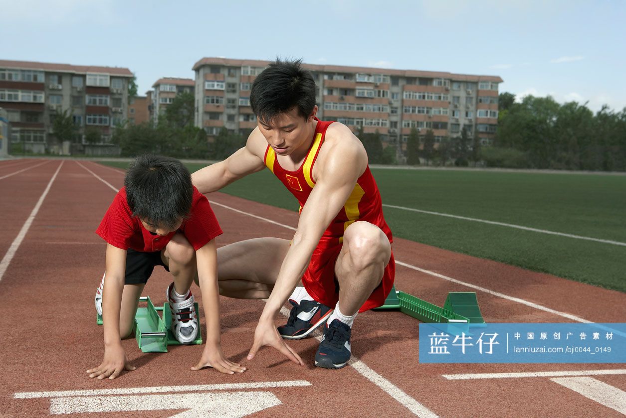 运动员教男孩起跑姿势