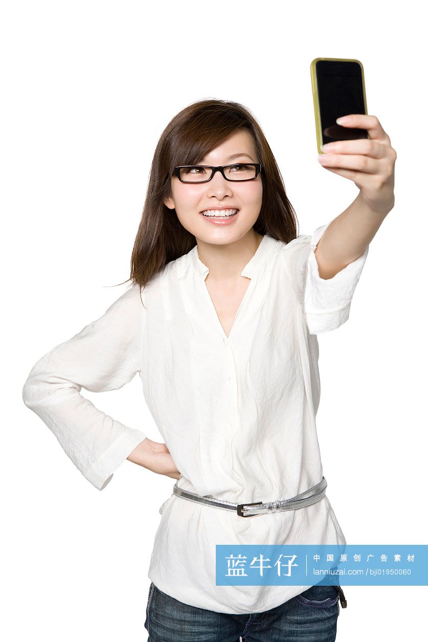 年轻女性用手机拍照
