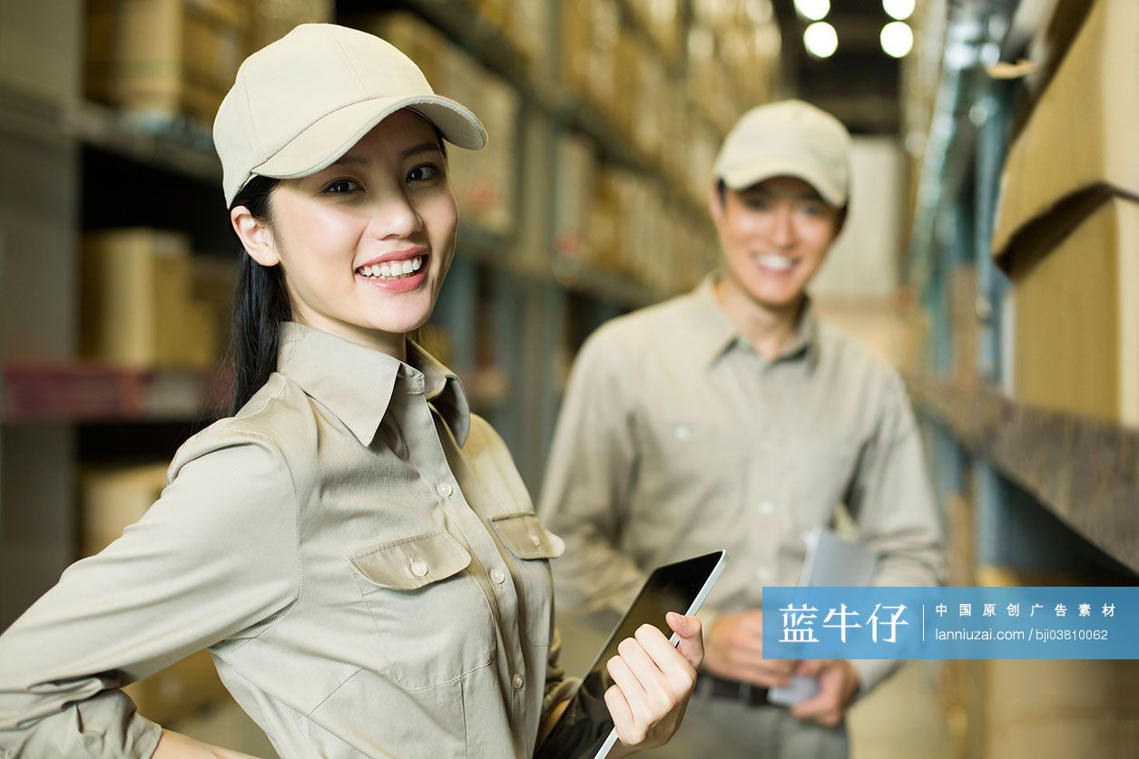 年轻的物流工作人员在仓库