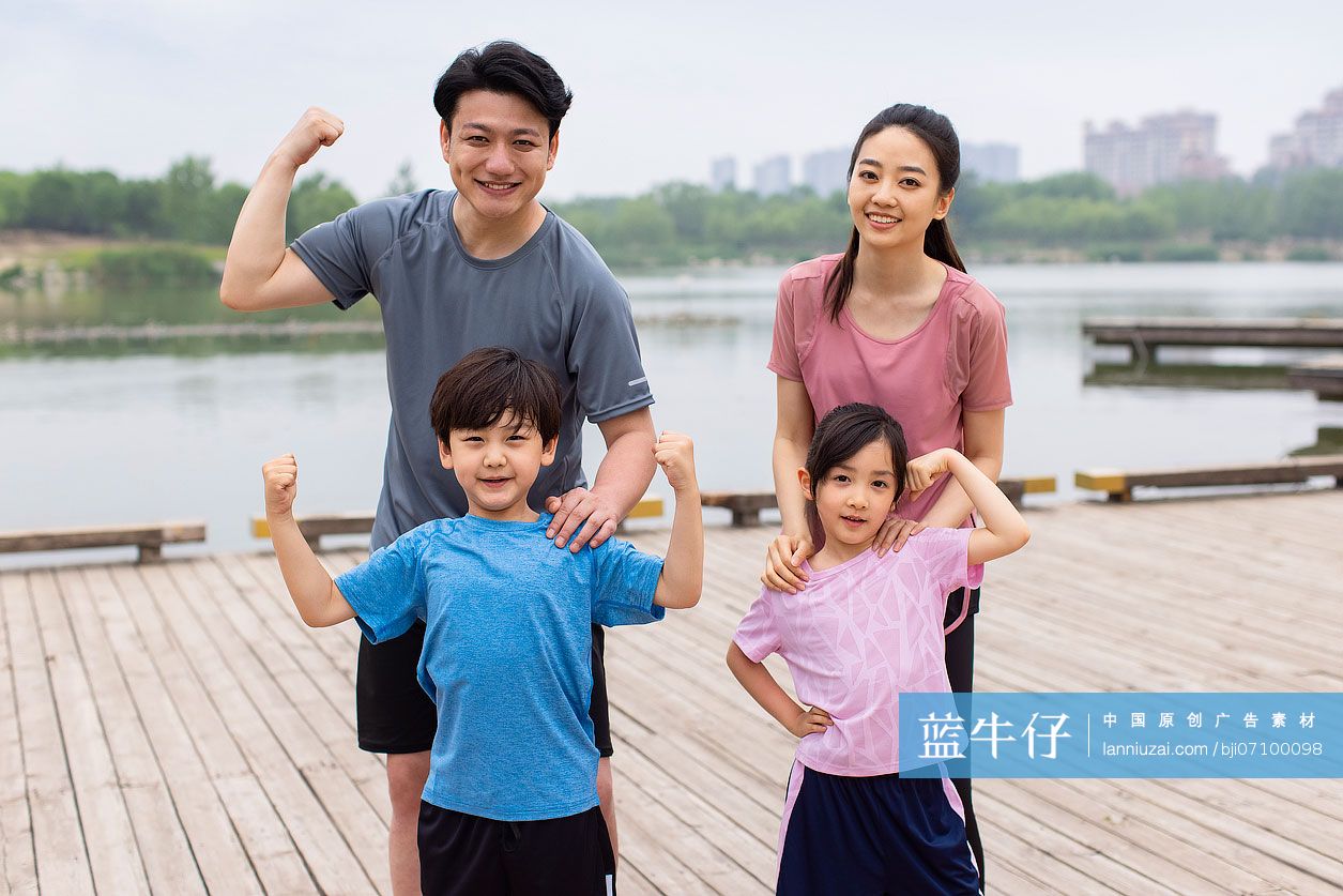 一家人在公园锻炼身体