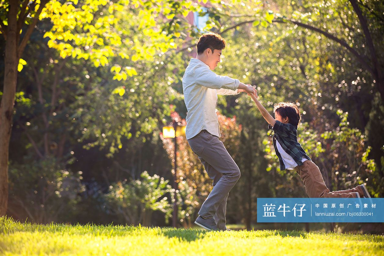 快乐父子俩在公园玩耍