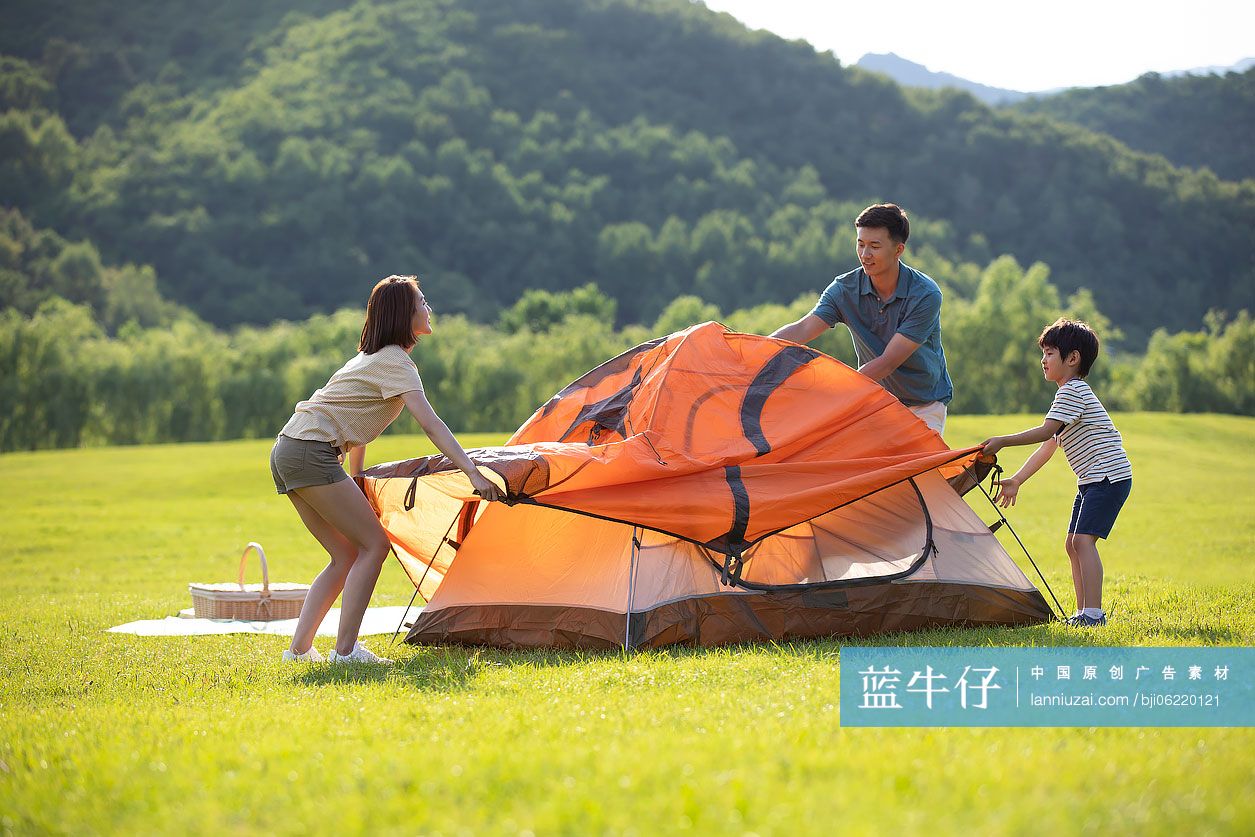 快乐的年轻家庭在户外露营