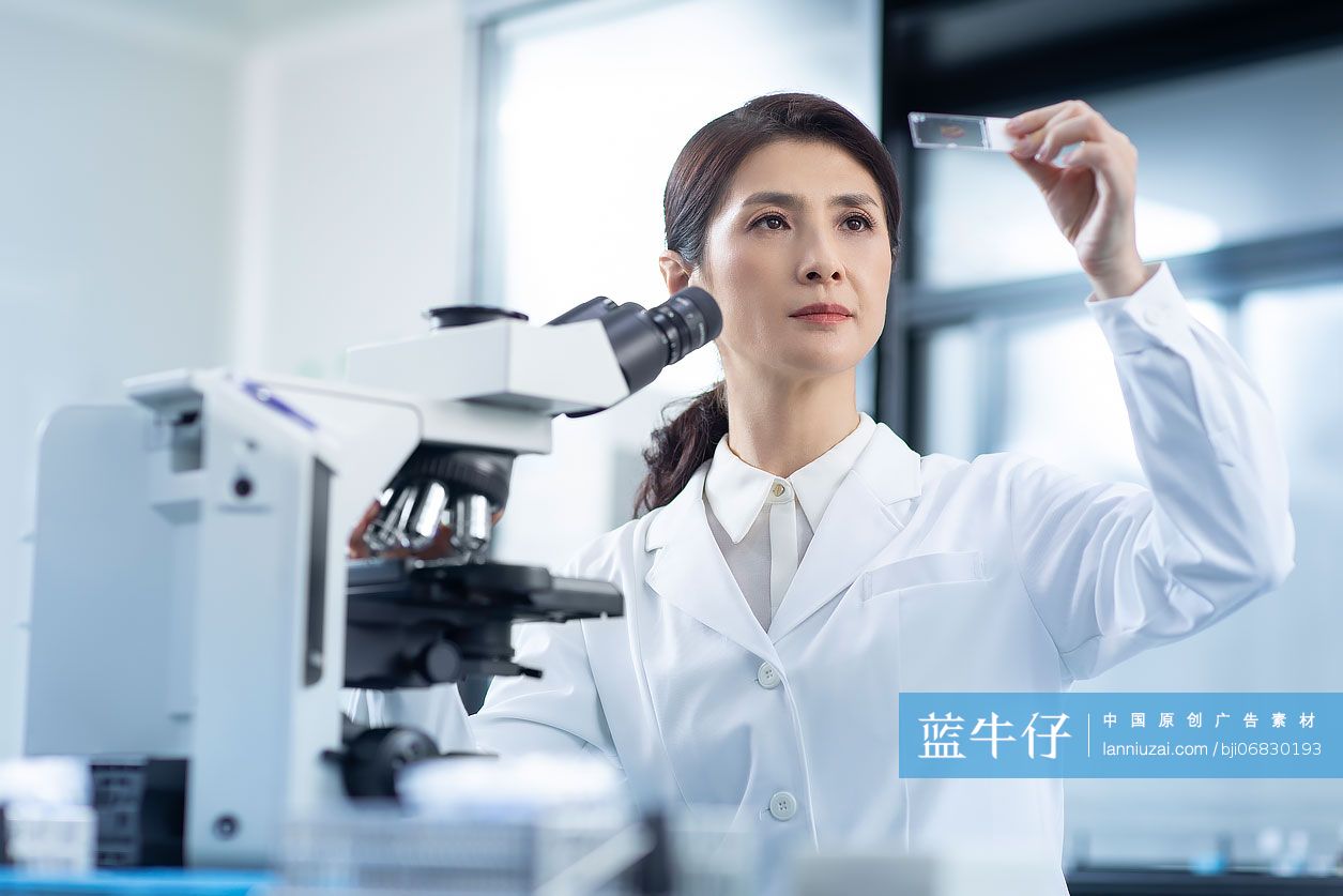 医学研究员在实验室工作