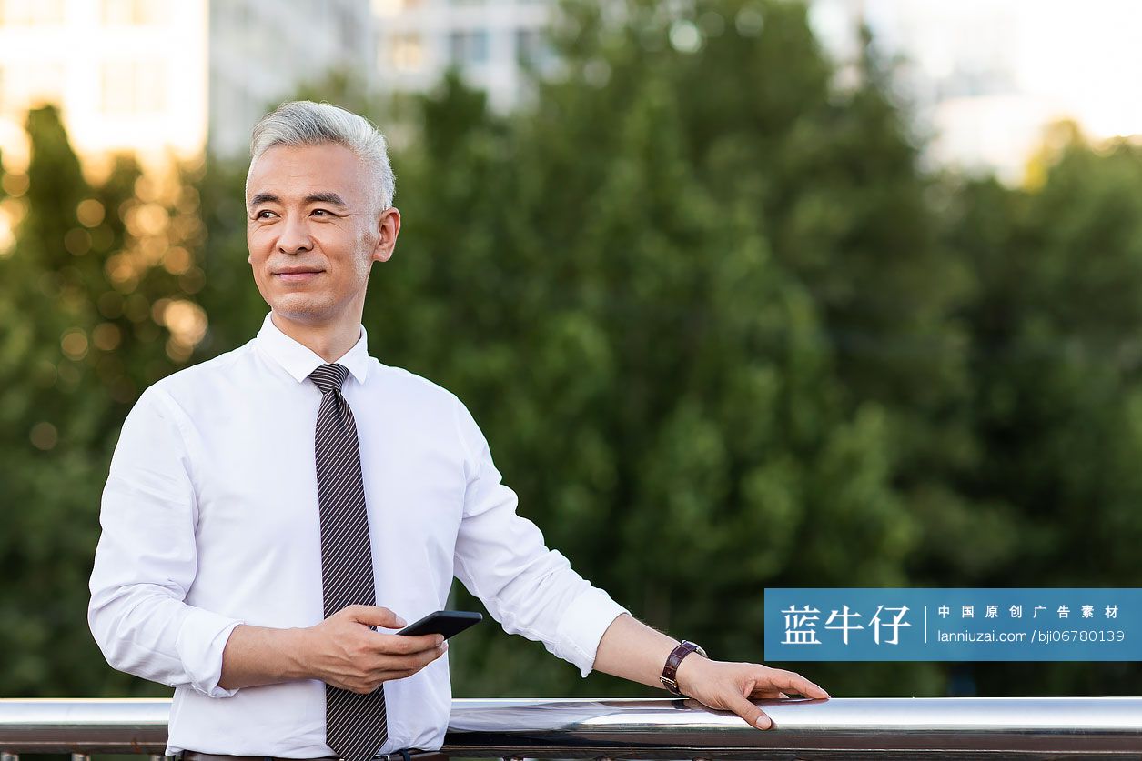 自信的商务人士看向远方