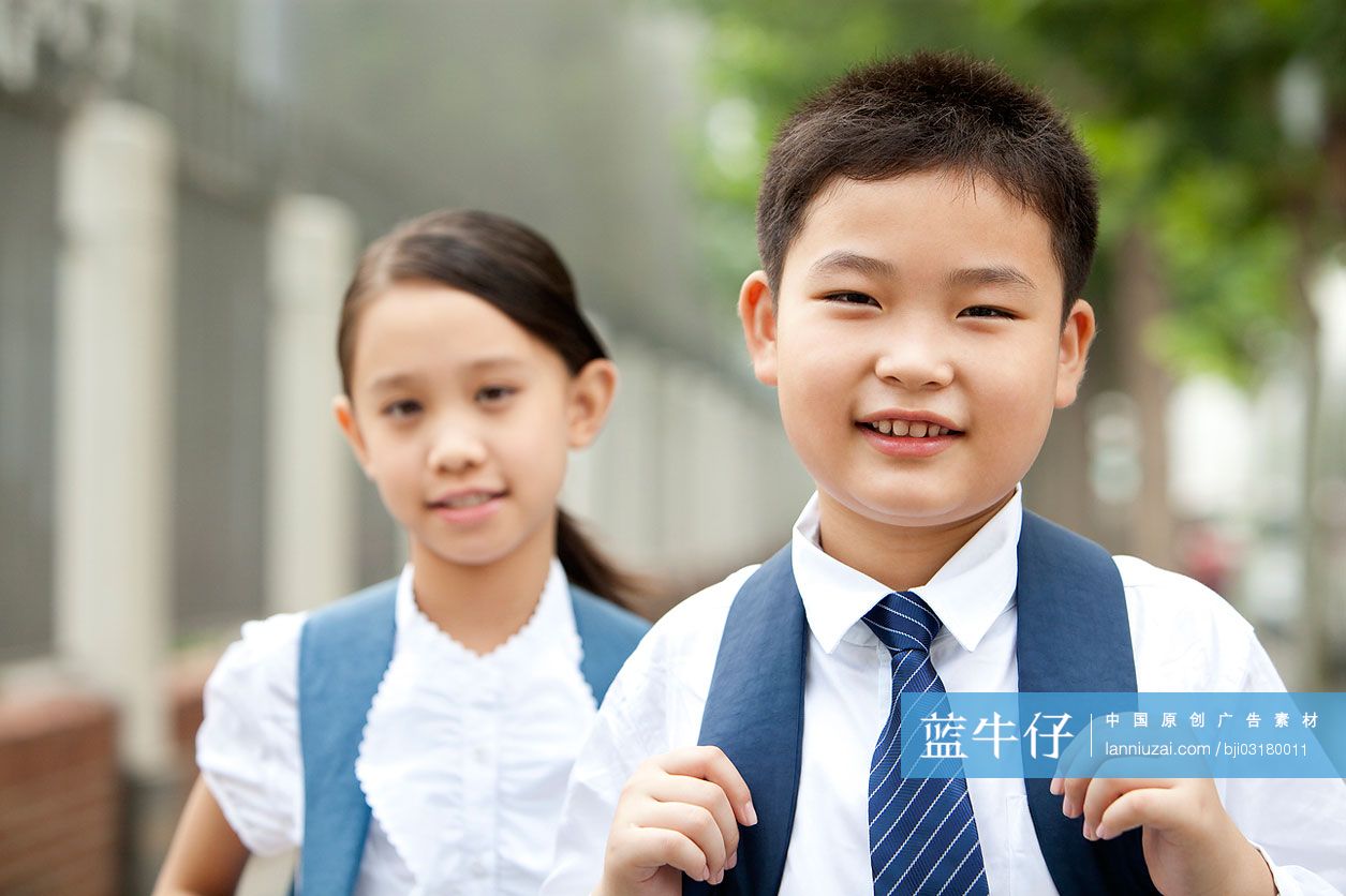 穿着校服的小学生在路上