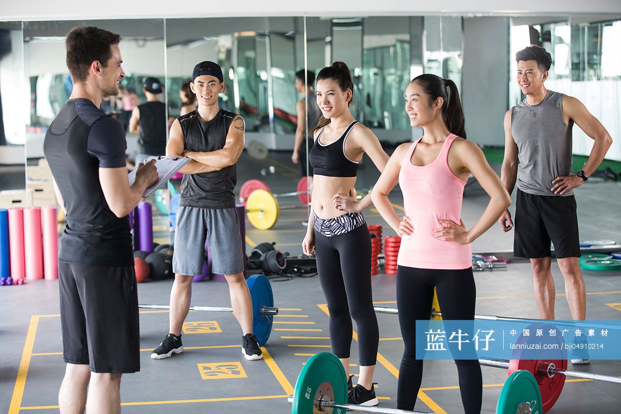 年轻人在教练的指导下健身