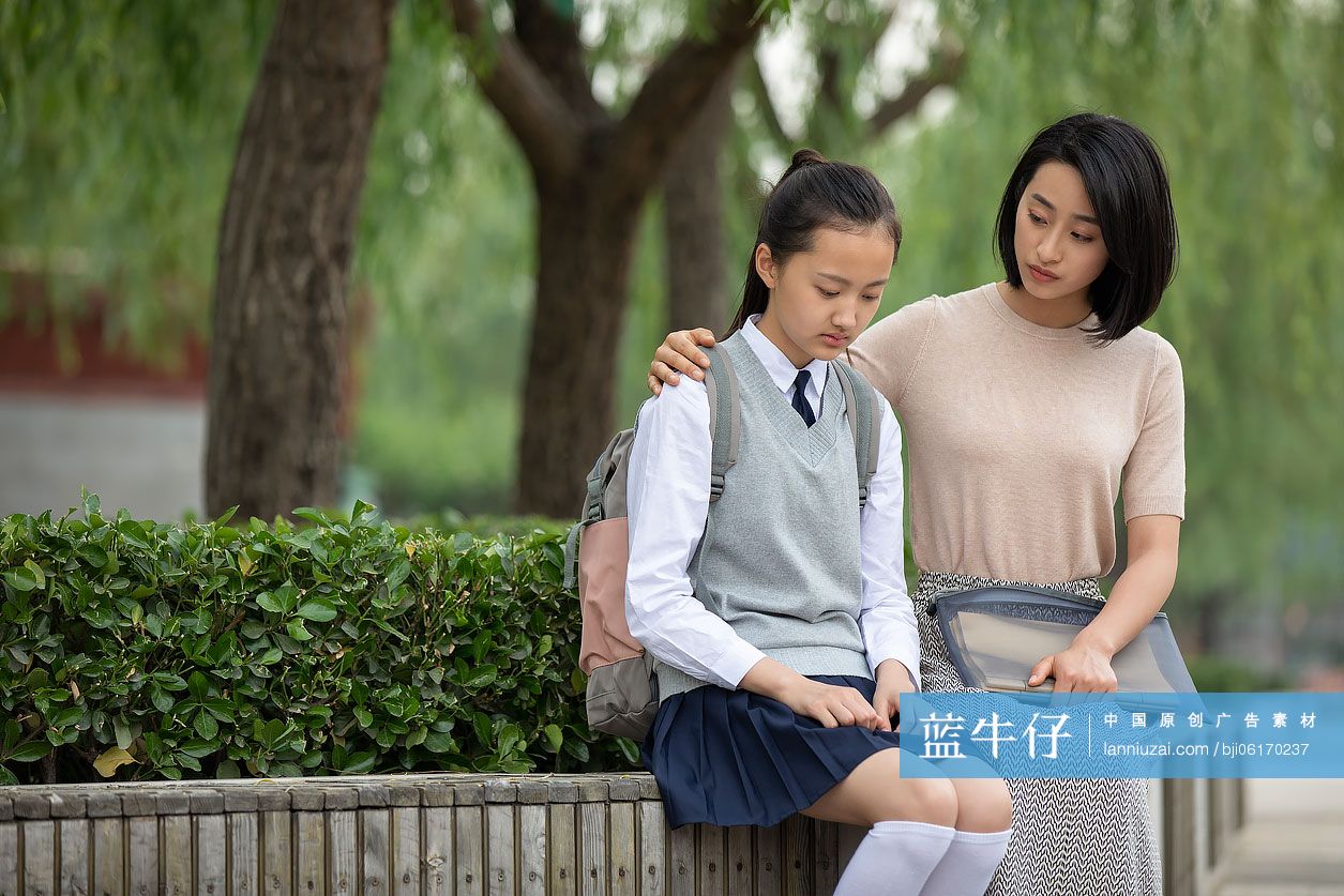 老师安慰学生