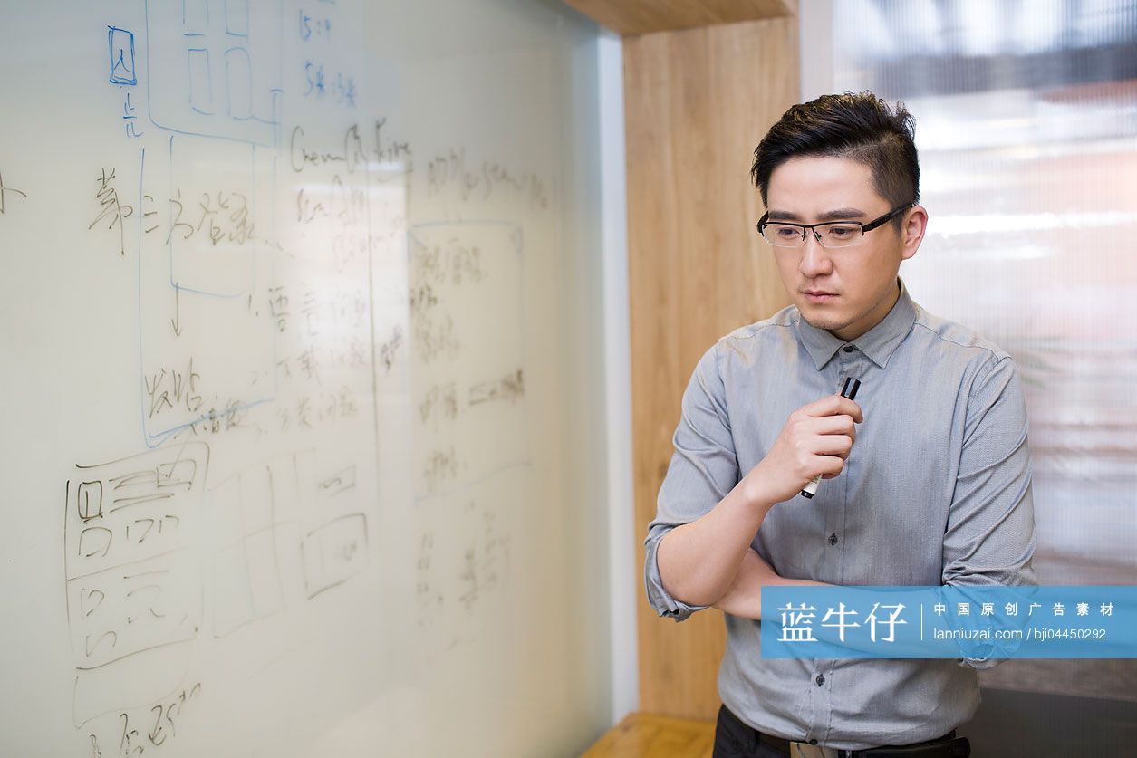 商务男士在白板前思考