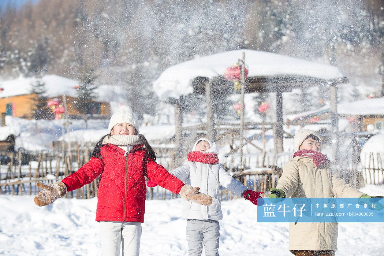 三个小孩伸手接飘落的雪花