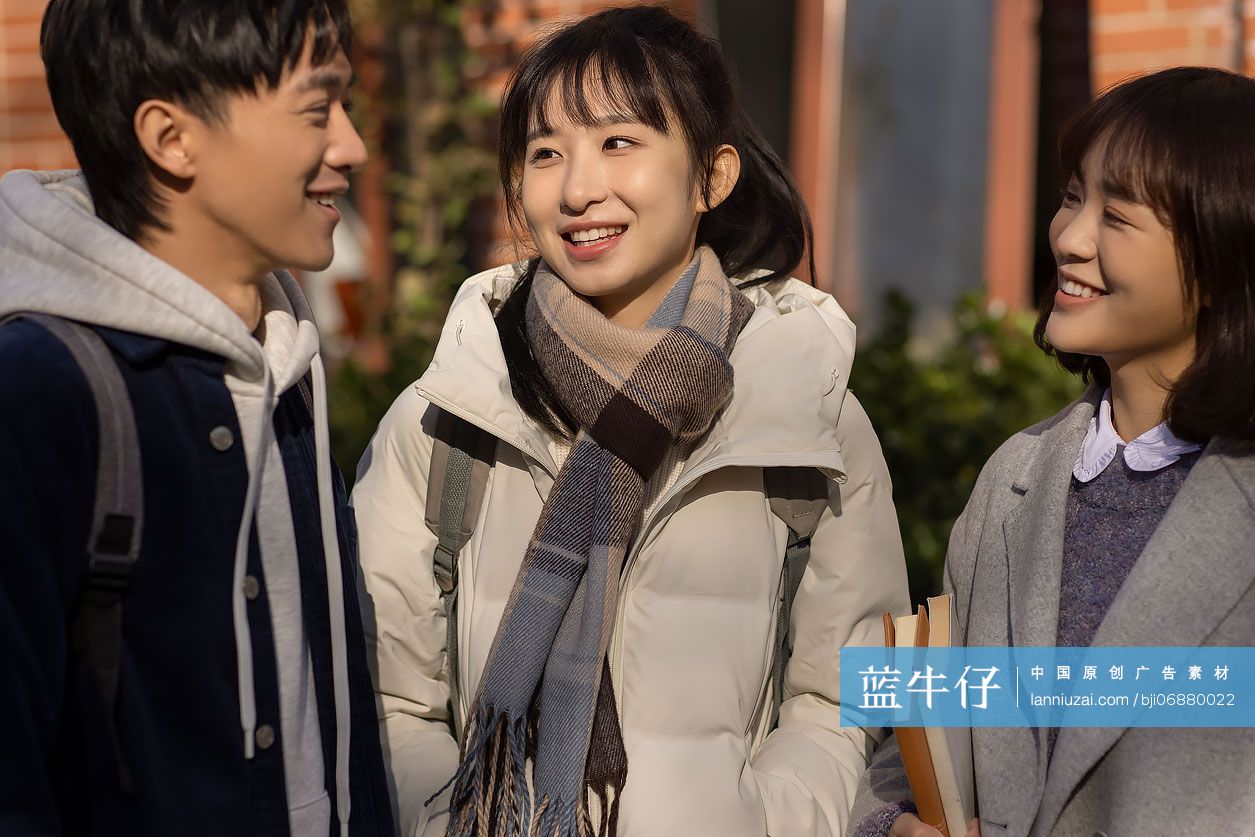 大学生在校园里聊天