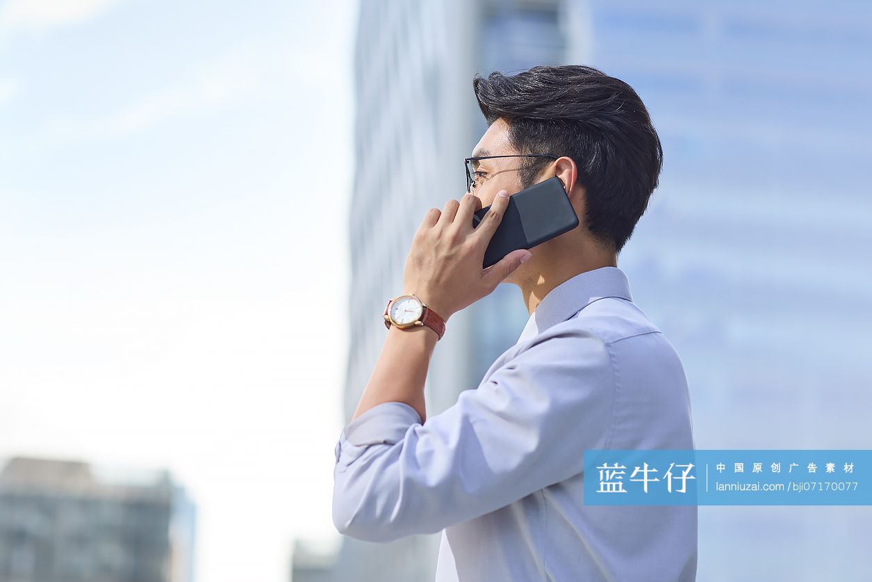 青年商务男士打电话