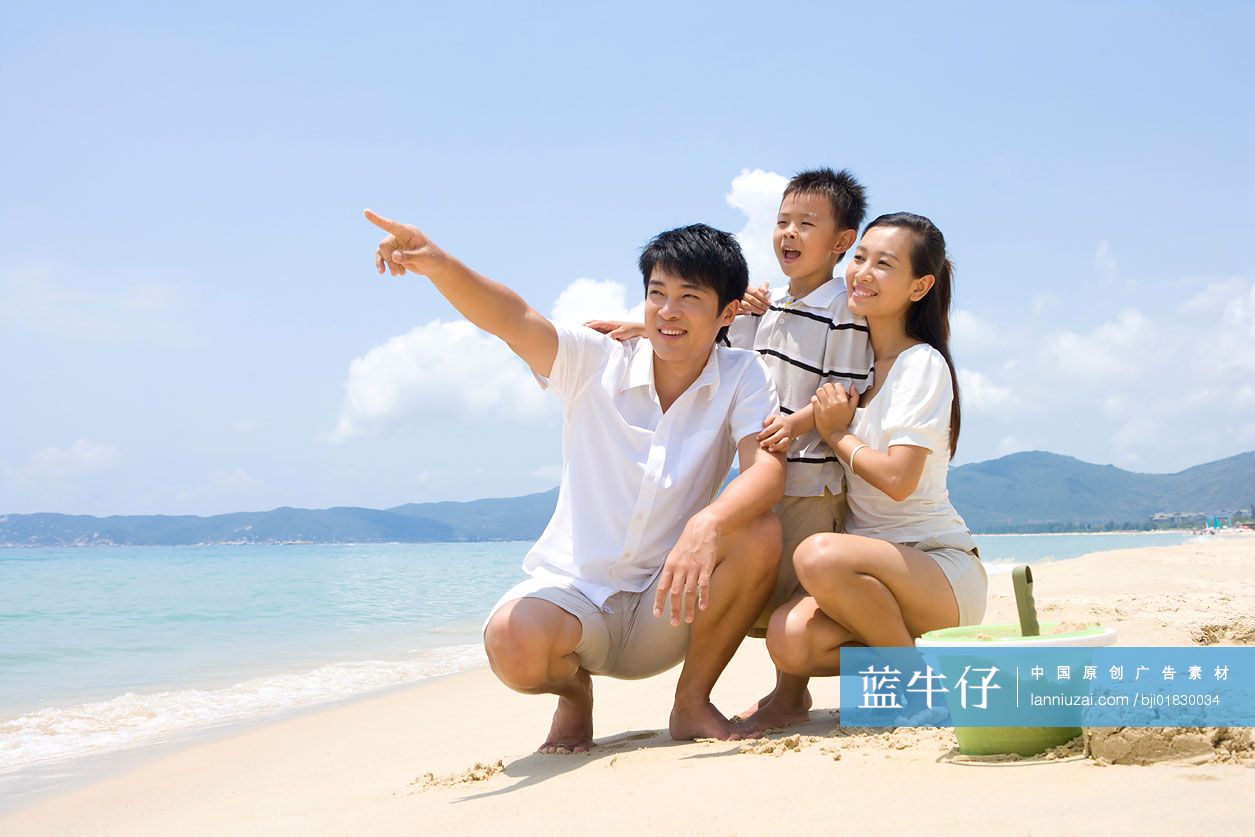 一家人在海边玩耍