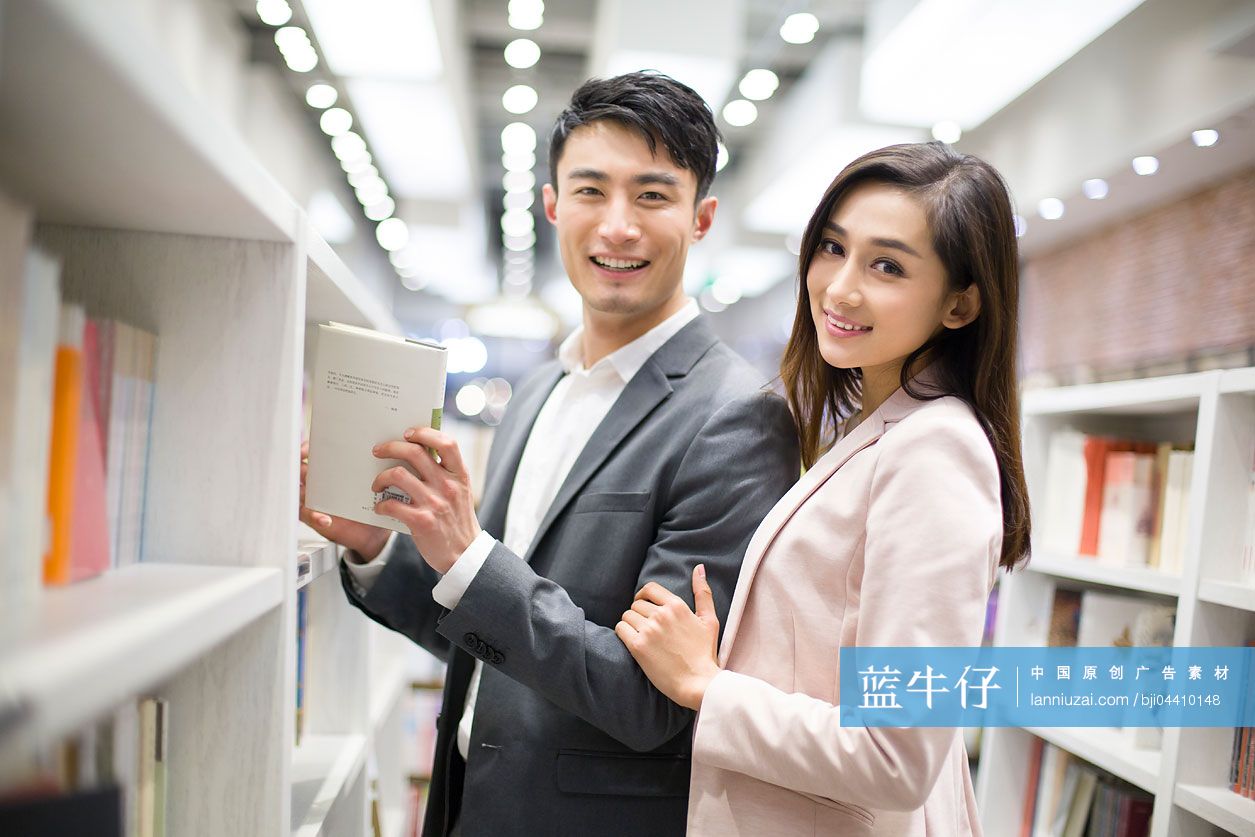 年轻情侣在书店选购图书