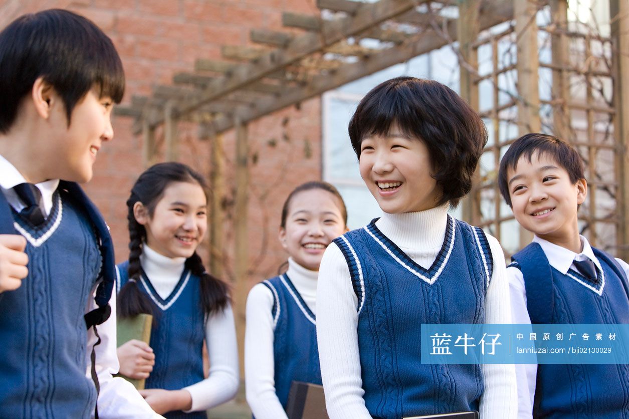 说说笑笑的小学生们