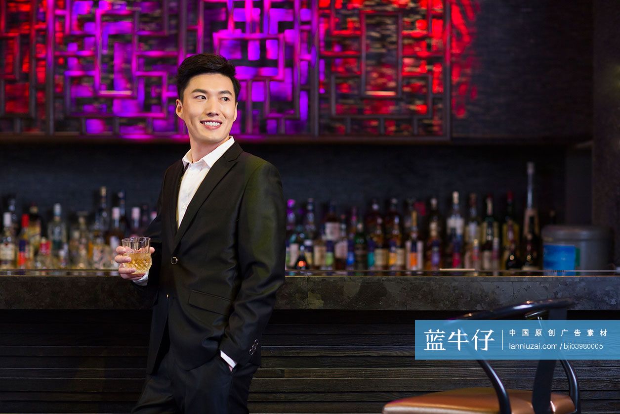 年轻男子在酒吧喝酒