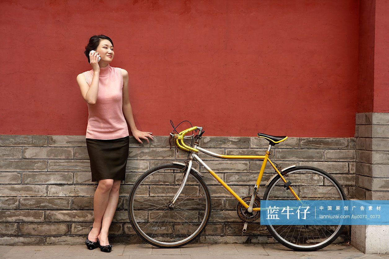 年轻女子打电话