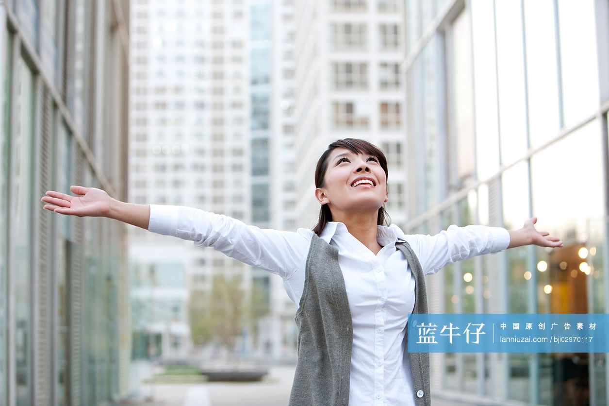 青年商务女士张开双臂