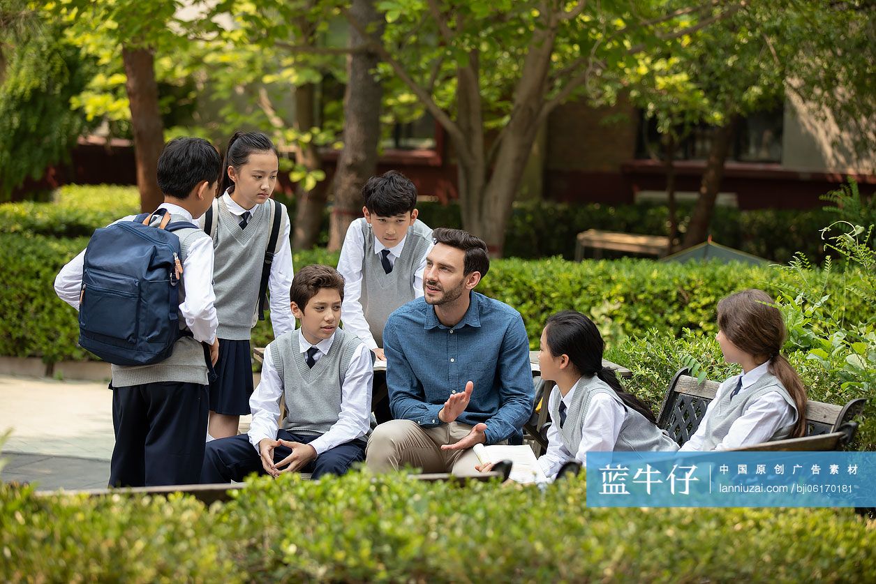 老师和学生在校园里