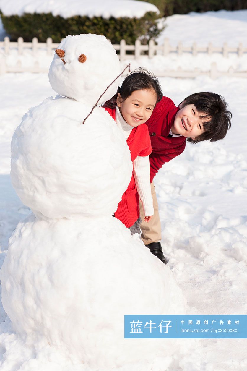 快乐的孩子们堆雪人